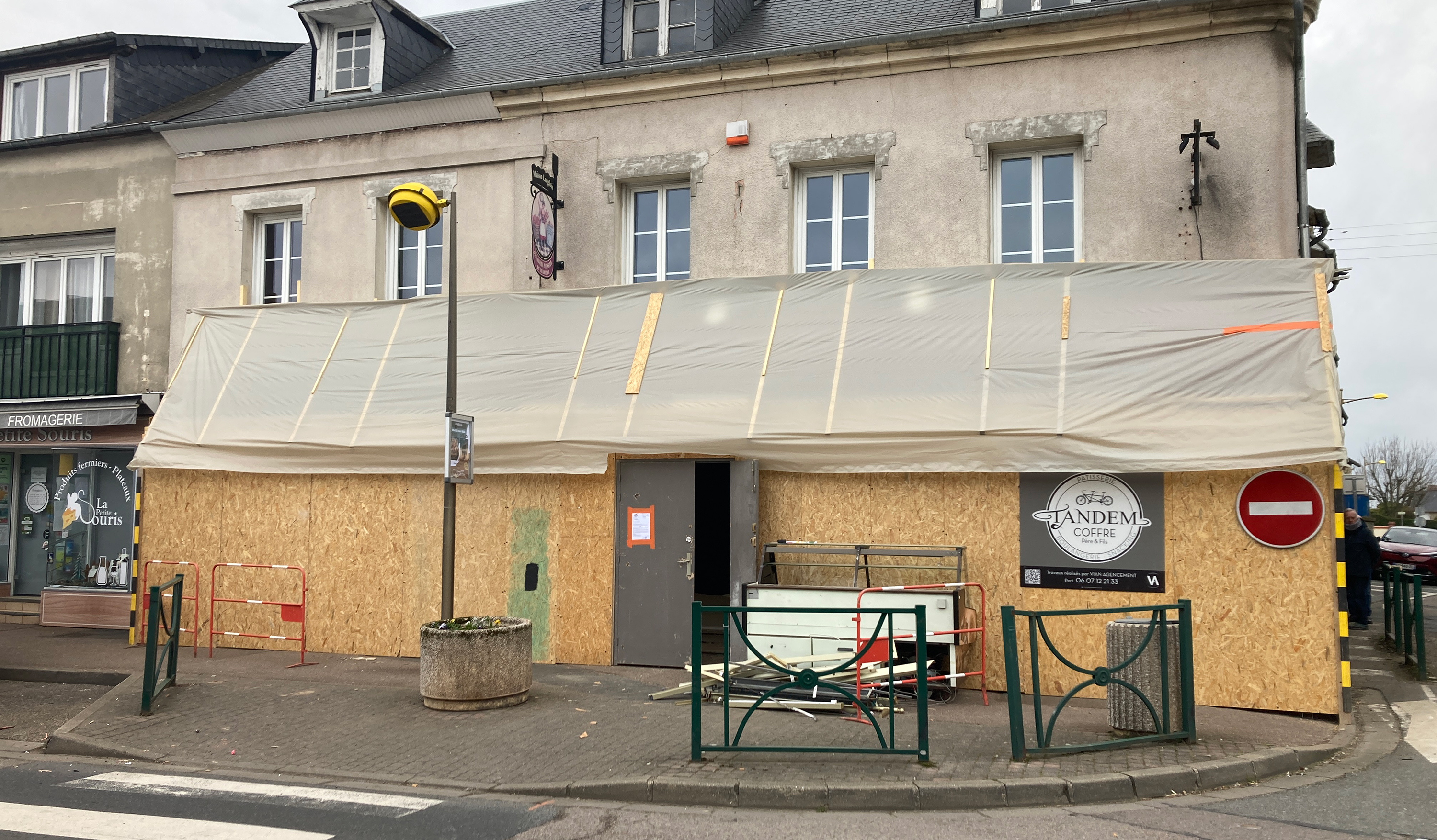 Palissage de chantier sur la façade de la boulangerie