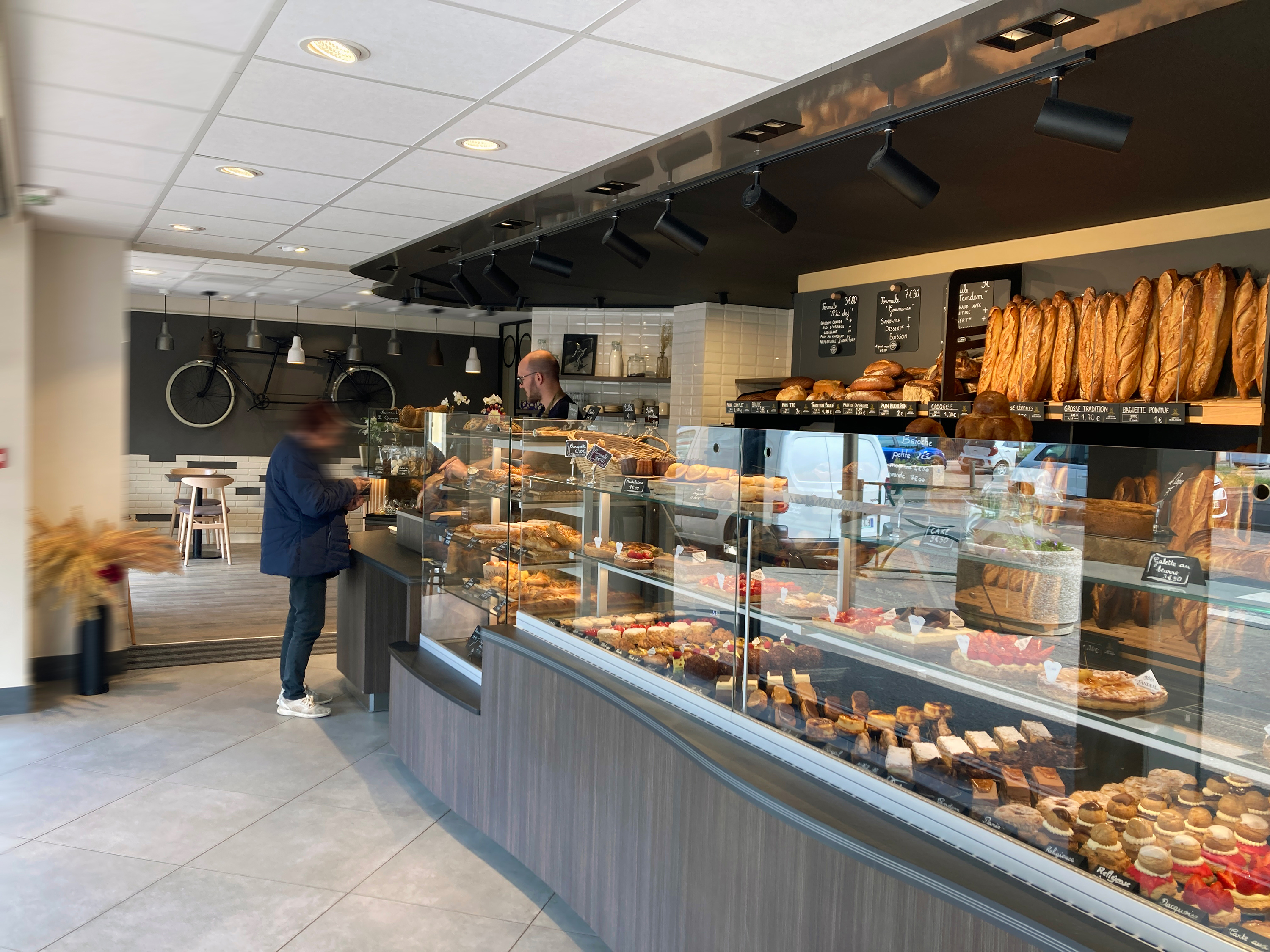 Vue sur la vitrine intérieure de la boulangerie pâtisserie Tandem