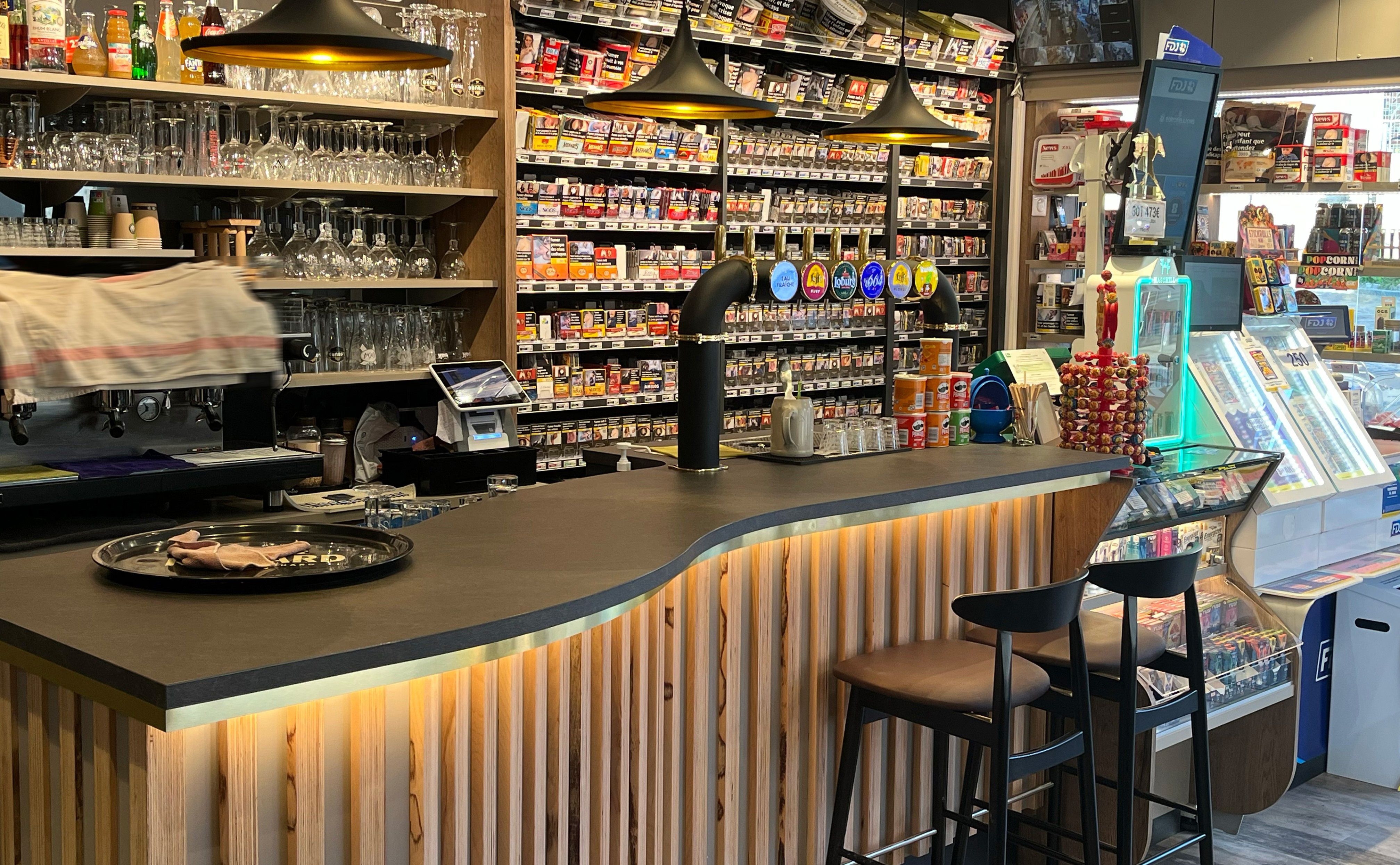 Agencement comptoir de bar sur-mesure - Normandie