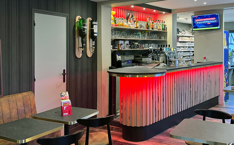 Café bar brasserie en Normandie, comptoir de bar sur-mesure Café bar brasserie en Normandie, comptoir de bar sur-mesure