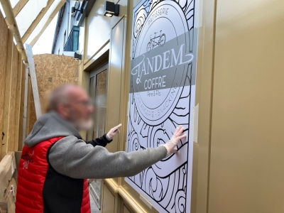 Mise en place de l’enseigne sur la façade